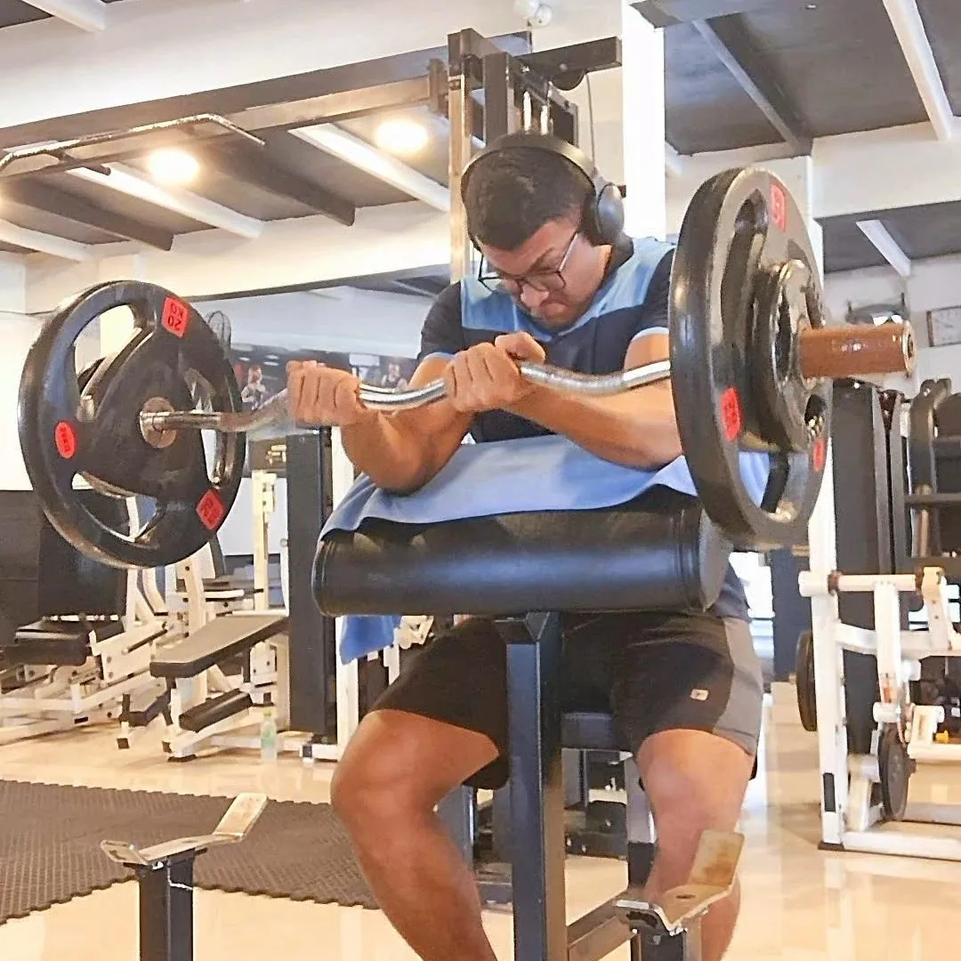 Bernil demonstrating correct training form during an online coaching session