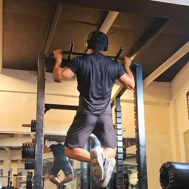 Client performing pull-ups during online coaching program